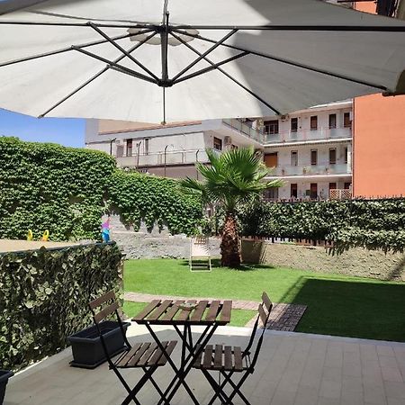 Appartamento Incantevole Con Parcheggio E Giardino カターニア エクステリア 写真